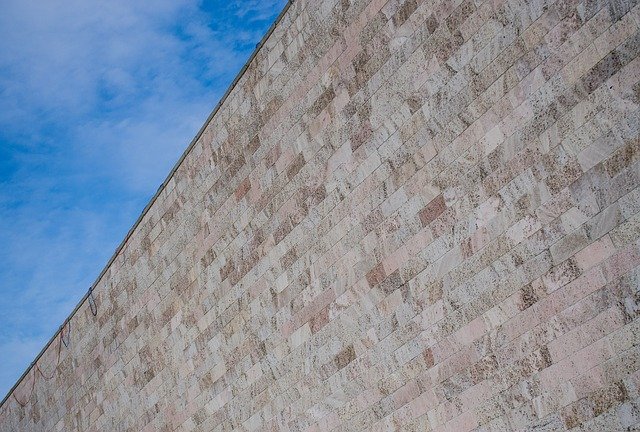 hladký betonový plot